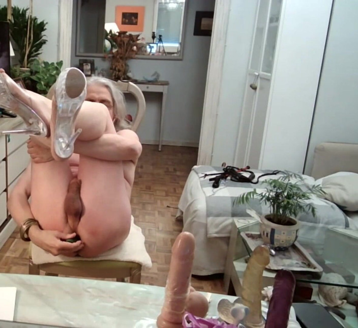 Carlatx: Naked Whore Fucks Her Ass with a Cucumber