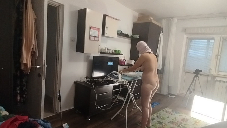 Amateur_MS: Brunetă sexy care face treburile goale prin casă