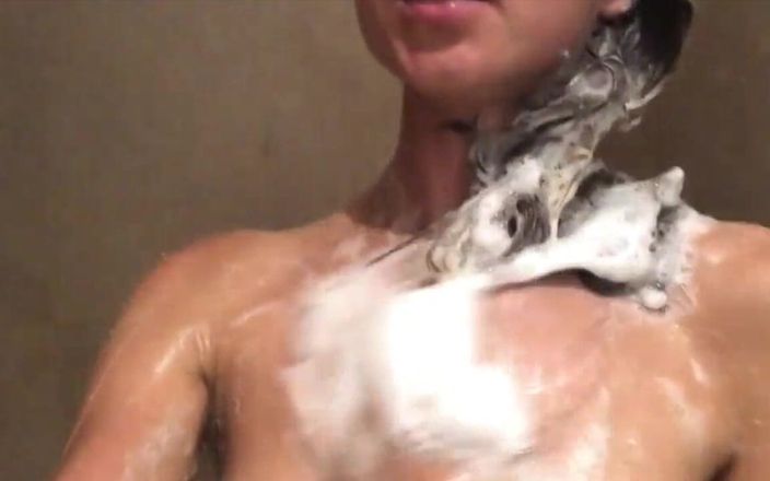 Gina Gerson: Cạo lông âm hộ một mình
