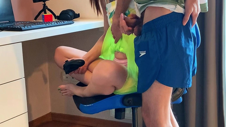 AmateurWifeXx: Вітчим випадково помиляється зі своєю падчеркою за дружину, залишивши падчерку вагітною.