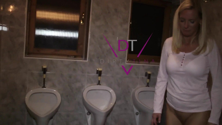 Dirty Tina: Кримпай в туалете