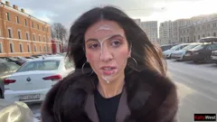 लड़की अपने चेहरे पर अजनबी के वीर्य के साथ चलने के लिए सहमत हो गई - cumwalk