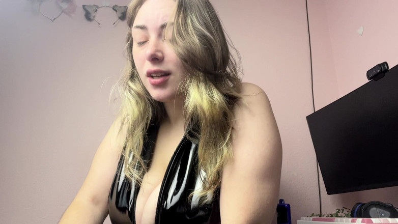 Mushroombitchx: Arrotando em um top de pvc apertado