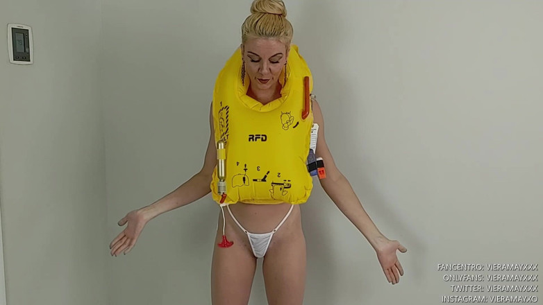 VieraMayXXX: Umflarea de urgență a jachetei de salvare- bikini