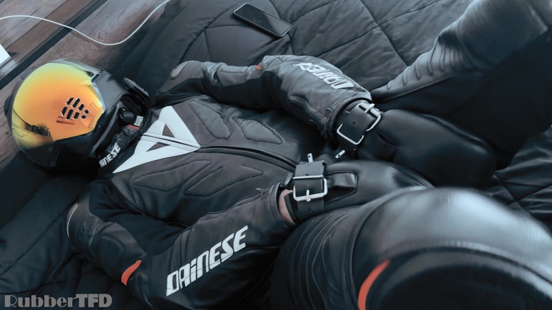 RubberTFD: Motard bondage