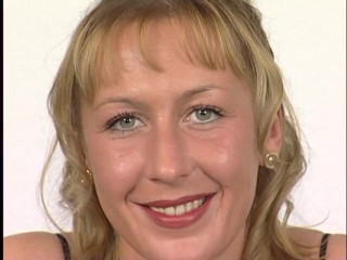 Lucky Cooch: O mamă sexy blondă minunată își arată corpul sexy la audiție