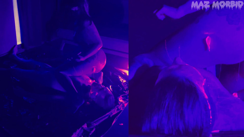 KinkyFemdomTV: Ultraviyole balon patlıyor ve yüze oturan sahibe Patricia