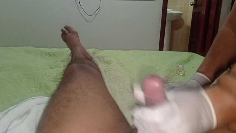 Milfta boohot: 手袋をはめたおばあちゃんのマッサージ師