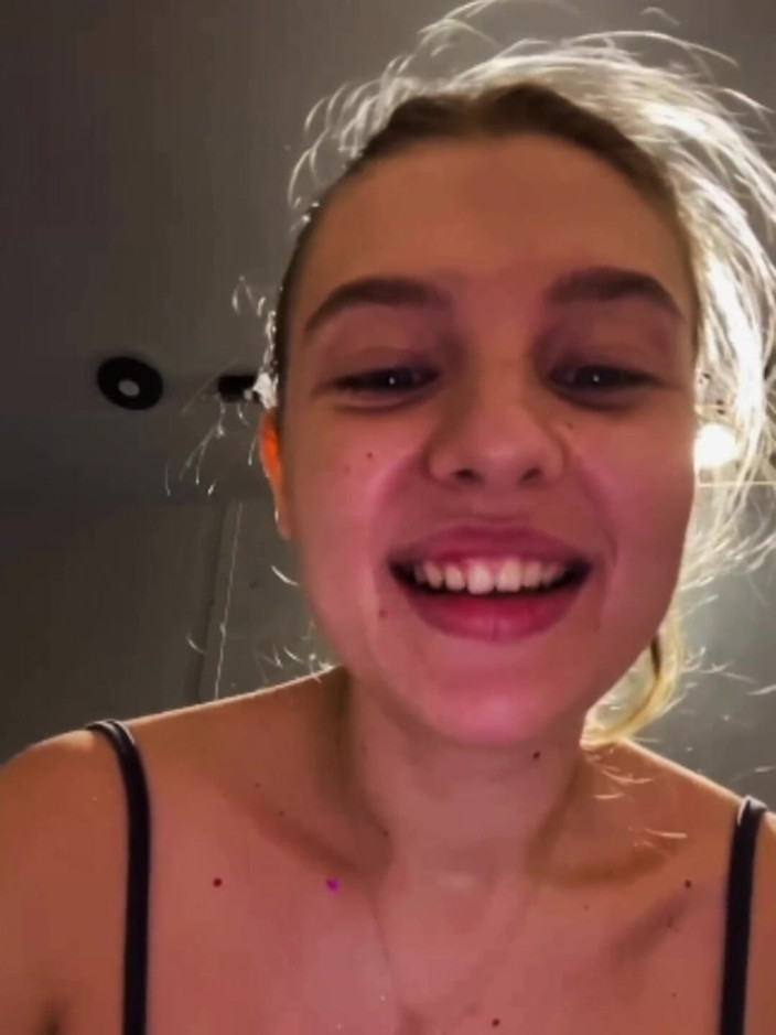 JuiceLussie: Squirting. Huge Anal Plug in Tight Ass