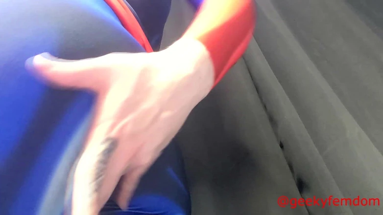 Geeky Femdom: Captain Marvel sexuálně dominuje Buckymu