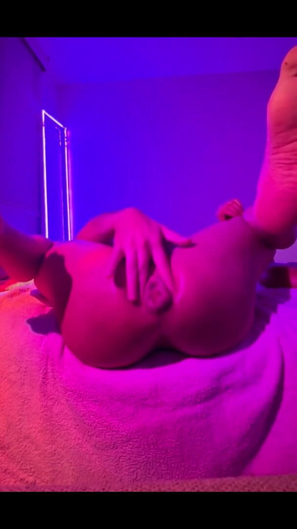 Yours hole ly: Cine vine să se închine acestor tălpi și pizdă?