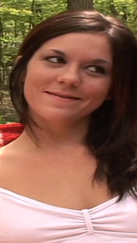 Petite Cutie se masturba ao ar livre