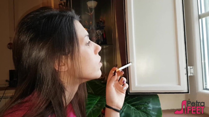 Smokin Fetish: Brunette beauty adores cigars