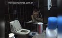 Amateurs videos: Junge brünette masturbiert ihre muschi in der dusche