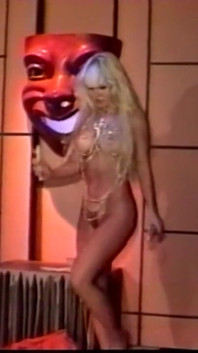 Blonda retro face sex solo cu vibratoare
