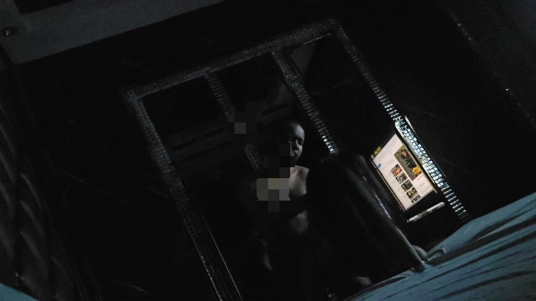 Afrocouple: モーテルの部屋でバックグラウンドミュージックをかけながら激しく彼女を抱いた