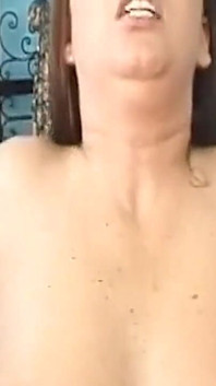 Magere brunette druipt van sperma na natte pijpbeurt en hard beuken