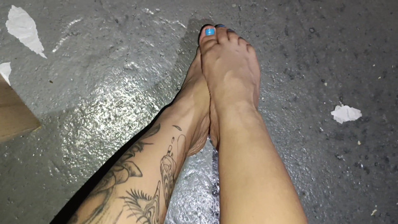 Dalyla: Feet with Pecueca and Bad Smell You Like