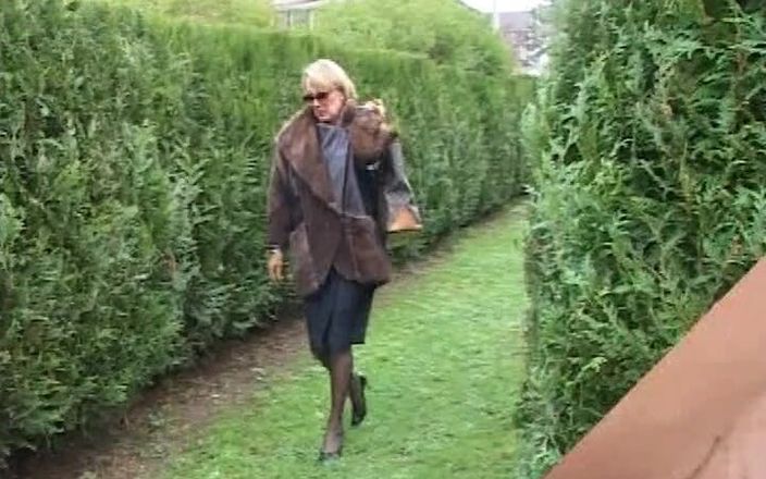 Planete Francaise: Curvă franceză matură se bucură de sex în trei cu penetrare...