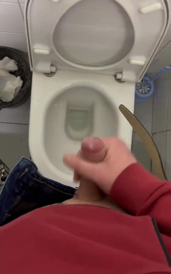 Young cum: Můj čůrák stříká na veřejné toaletě zblízka