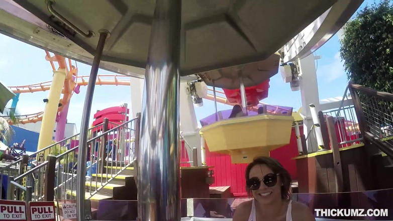 Team Skeet: Thickumz - Slim-thick teen gets naughty on Ferris wheel