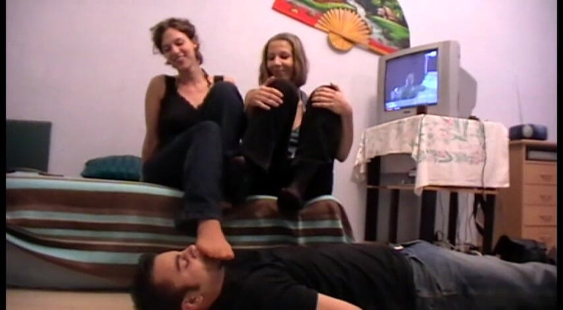 Foot Girls: Kızın güçlü ayakları kokuyor