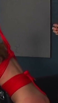 Loira dominatrix treina seu escravo submisso enjaulado