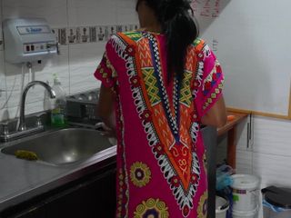 Amateurxxx: Aku menggoda adik tiriku yang lagi sange di dapur