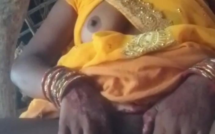 RJ NISHA: Bhabhi sta mostrando la sua figa in Sari giallo, ho...