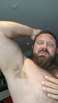Jack Stacked - un papa musclé dominant lutte en célibataire et fait du dirty talk