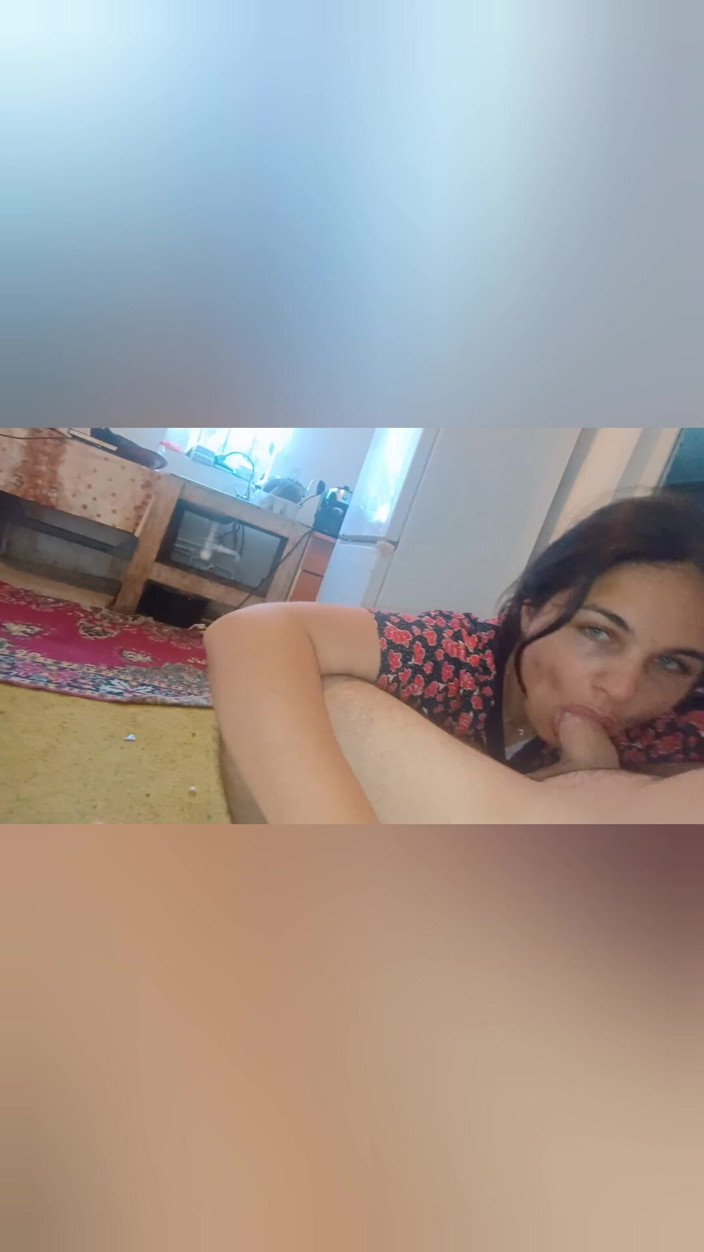 Ionut899: Ik zuig de lul van mijn vriend, ik de hele...