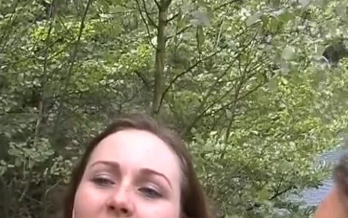 Porno kino: Amateur deutsche schätzchen lutschen einen schwanz im freien