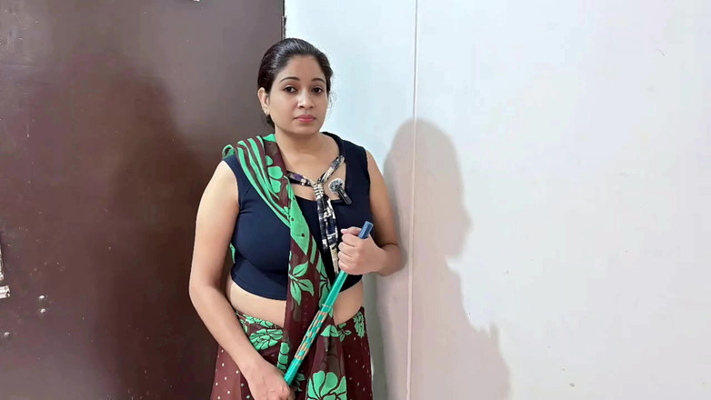 Fantacy Couple: Indian Village Kamwali Aunty Got Punishment for Stealing From Purse...