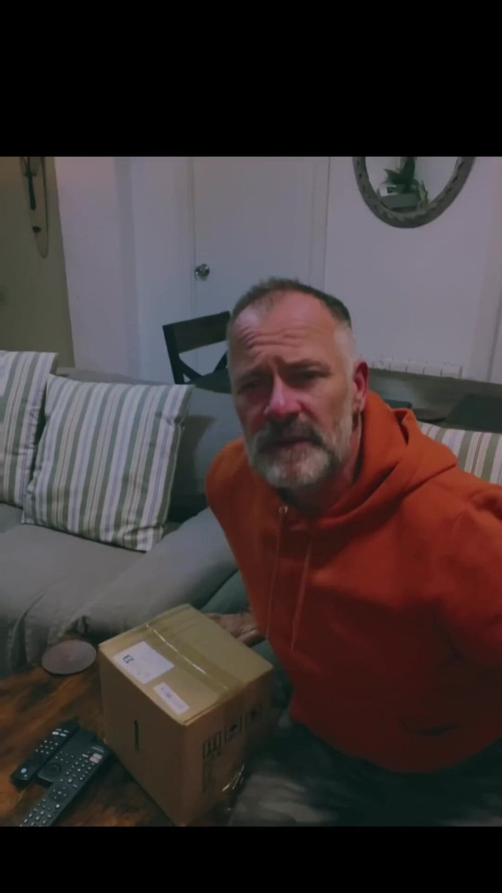 Daddybearvlc: Zítra v 17:00 moje nové rozbalení video Moje nejnovější sexuální hračka !!