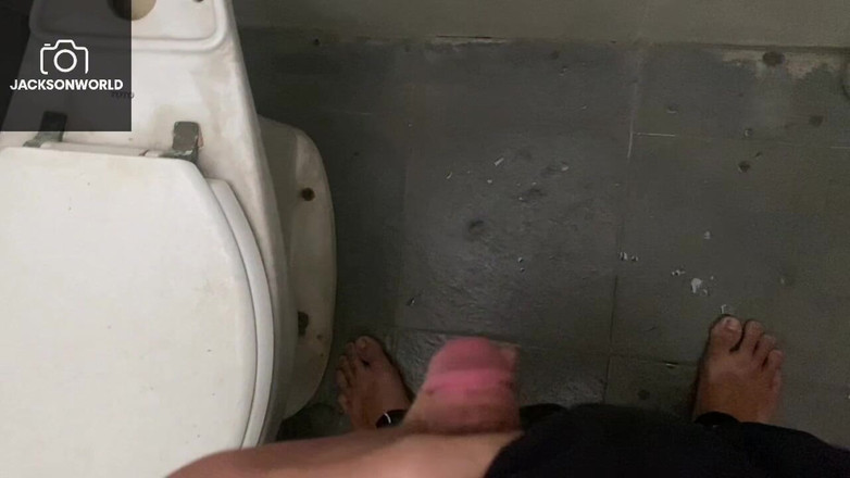 Jackson World: Beccato a fare un momento privato in bagno