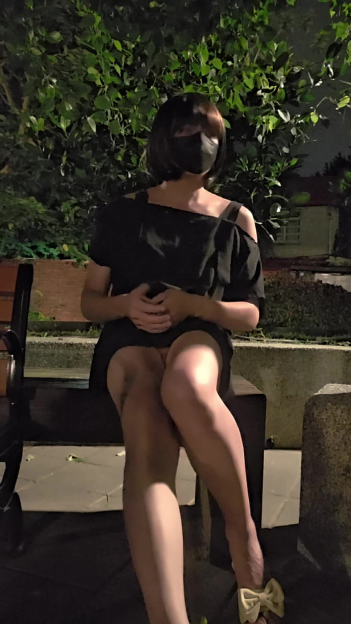 Taiwancdgirl: 귀여운 가짜 소녀 팅쉬안이 야외에서 딜도 두 개를 타고 있다