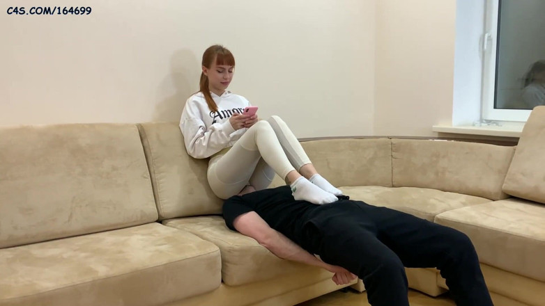 Petite Princesses Femdom: Sahibe Kira ve sandalye kölesi ile sportif yoga pantolonlu tam...