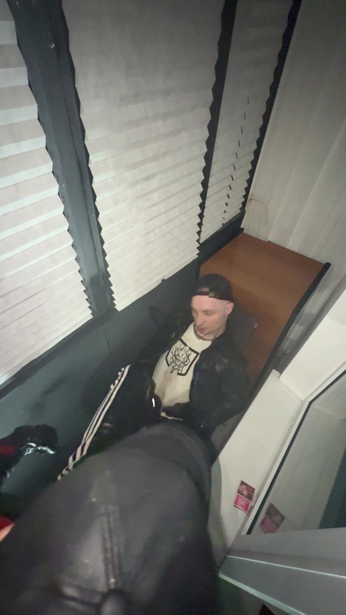KinkySirius: 皮骑士撒尿并打了个皮质的Gopnik