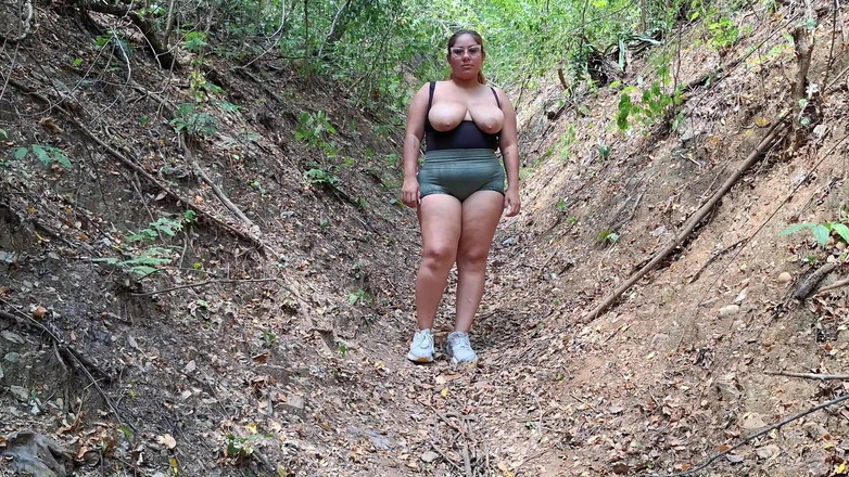 SugarPose: विशालकाय सुन्दर लैटिना अपने स्तनों के साथ बाहर व्यायाम करती है