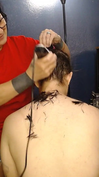 Une fille sexy se rase les cheveux d’Abbys Head