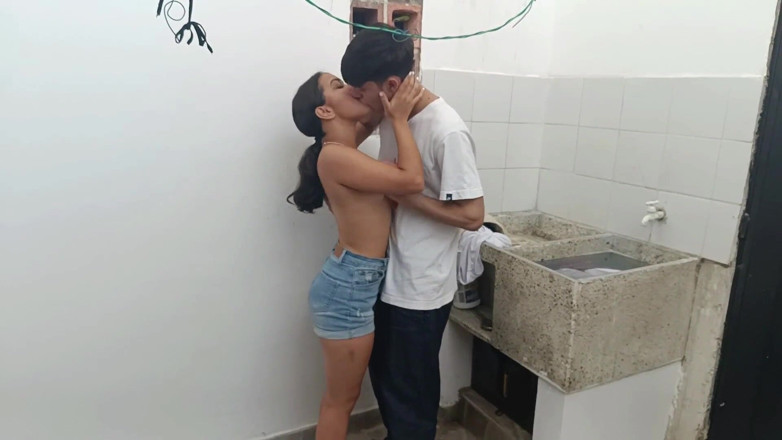 ValentinaHot10: 我最喜欢的黑发继妹喜欢和我做爱，因为我已经18岁了