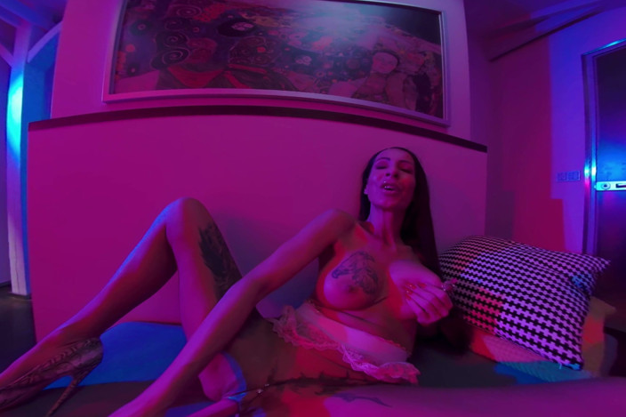 VRSexperts: Valentina Sierra - Pod neonami - Bawi się napalona striptizerka