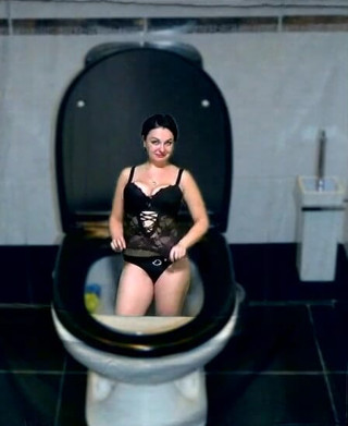 Sexy Milf: Kate muncrat di toilet sambil joget bagian tubuhnya