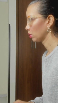 曲線美のあるラティーナが仕事から帰宅するとストレス解消のために自慰行為をする