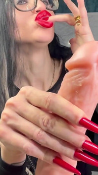 Dea con le unghie lunghe con i capelli lunghi, bruna