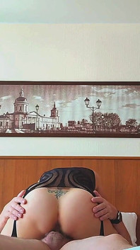 Un colega me invitó al hotel y me folló