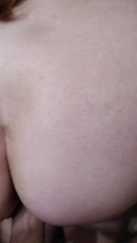 Cycata milf zerżnięta w słodkiej cipce przy łóżku