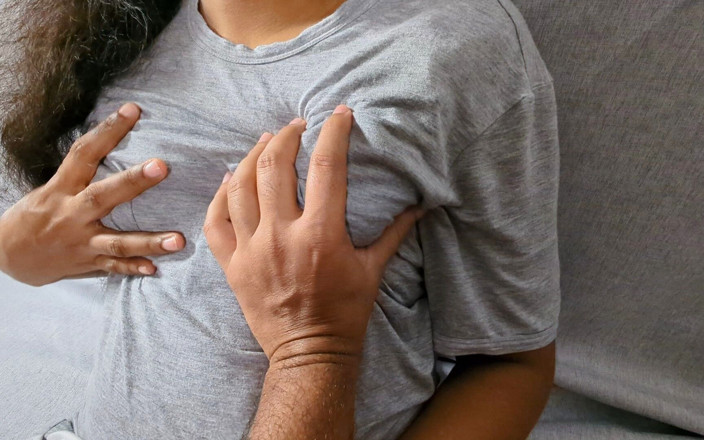 sexybrownis: Abang tiri mergokin aku lagi asik masturbasi dan dia bantuin...