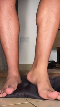 Ohnul se, abys uctíval moje gay nohy! Ponížení ve španělštině