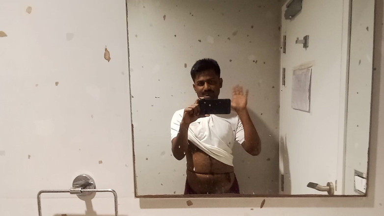 KUMBHA MANOJ KUMAR: ポルノスターVIPがセルフハンドポンプで